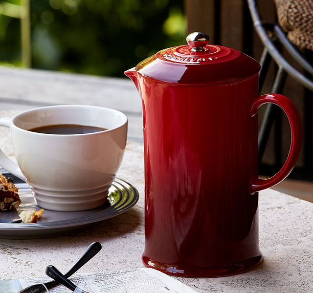 Prensa Francesa na mesa e caneca brnaca bristro com café