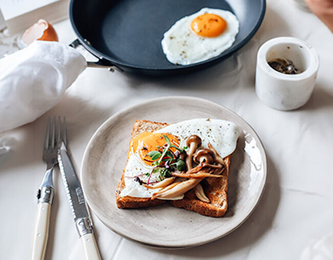 Pão com Ovo e Pesto
