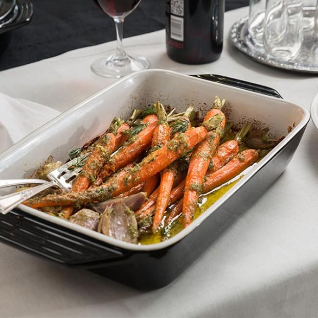 Cenouras assadas com pesto de cenoura e cebolas caramelizadas