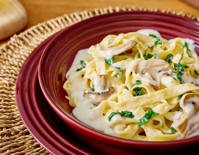 Fettuccine com Molho Branco, Espinafre e Cogumelos